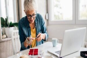 ¿Cómo Ganar Dinero Desde Casa Haciendo Manualidades?